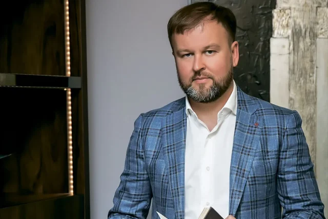 Скандальний забудовник, який винен Києву 53 млн грн податків, з розмахом гуляє у Франції Скандальний забудовник, який винен Києву 53 млн грн податків, з розмахом гуляє у Франції
