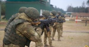Лукашенко наказує відправляти недобросовісних працівників на військові збори Лукашенко-запропонував-відправляти-«несумлінних»-працівників-у-штрафбати-на-кордон-з-Україною
