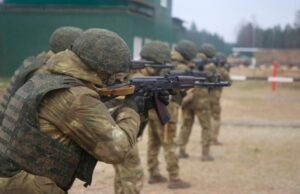 Лукашенко наказує відправляти недобросовісних працівників на військові збори Лукашенко-запропонував-відправляти-«несумлінних»-працівників-у-штрафбати-на-кордон-з-Україною
