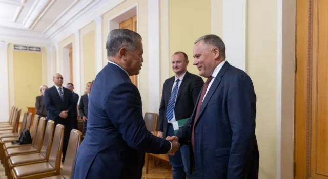До України вперше прибула офіційна делегація Міноборони Філіппін До України вперше прибула офіційна делегація Міноборони Філіппін