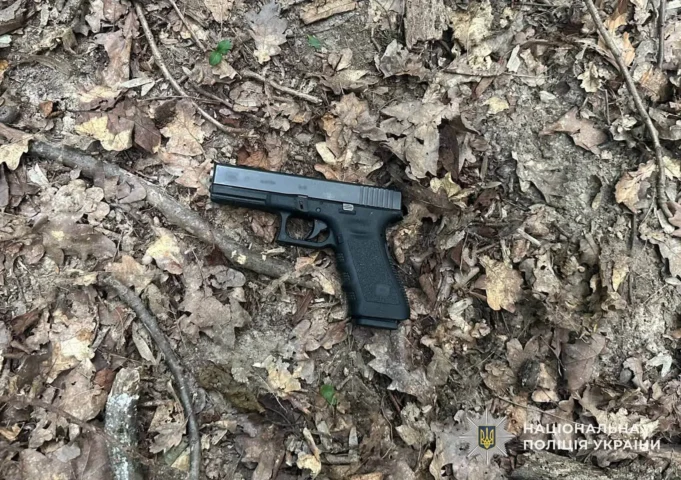 В Ужгороді чоловік відкрив стрілянину, поліція затримала його під час спецоперації В Ужгороді чоловік відкрив стрілянину, поліція затримала його під час спецоперації