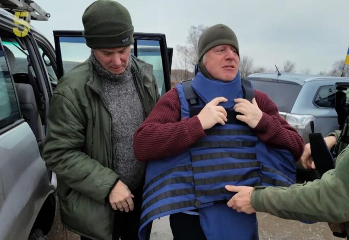 Борис Джонсон зняв фільм про війну в Україні, у якому сам зіграв головну роль Борис-Джонсон-зняв-фільм-про-війну-в-Україні,-у-якому-сам-зіграв-головну-роль