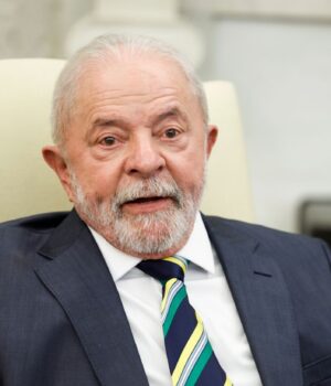 inasiu_lula_da_silva_gettyimages_1464836700_d9c365da1e8280ad4f909ba98759f09b_1300x820.jpg Бразилія не дала візи команді Трампа через загрозу впливу на вибори президента, – Reuters