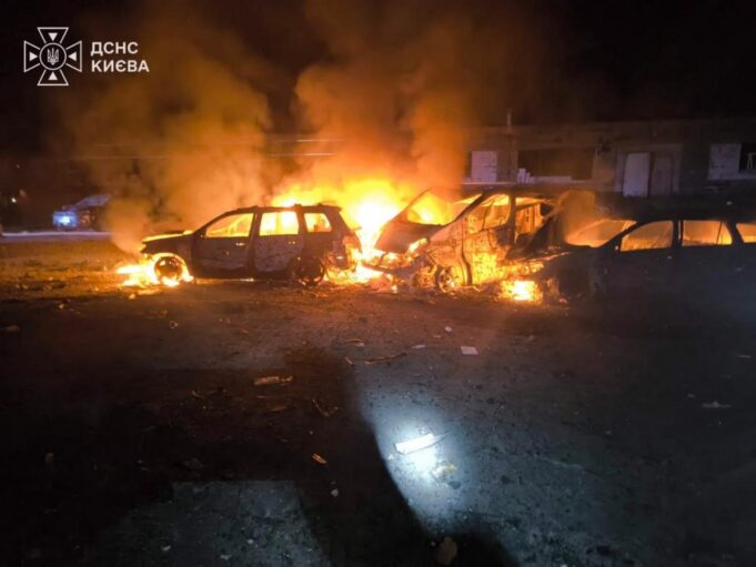 Росіяни завдали нічного удару по Києву: палали автівки, виникли пожежі у багатоповерхівках Росіяни-завдали-нічного-удару-по-Києву:-палали-автівки,-виникли-пожежі-у-багатоповерхівках