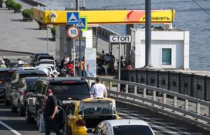 Дефіцит пального в Росії: наслідки для трудових мігрантів «Україна-чинить-правильно»-Що-про-атаки-на-російські-НПЗ-і-бензинову-кризу-кажуть-мігранти-в.