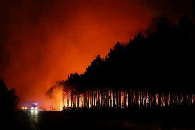 Лісові пожежі в Франції та Іспанії: понад 300 тисяч евакуйованих Масштабні-пожежі-у-Франції-та-Іспанії-змусили-понад-300-тисяч-людей-залишити-домівки