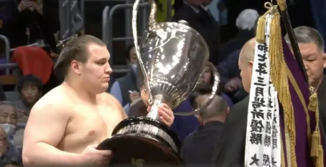 Данило Явгусишин здобув третій Кубок імператора в Японії Український-сумоїст-Явгусишин-втретє-виграв-Кубок-імператора-в-Японії