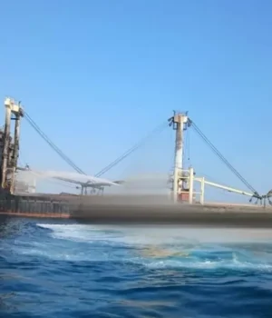 Відео: в Одеській затоці перекинувся і тоне турецький суховантаж, атакований рф