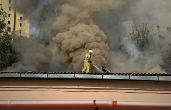 Російська атака на Чернігів: двоє загиблих, серед них дитина У Чернігові ліквідували наслідки смертельного удару РФ: розпочато розслідування