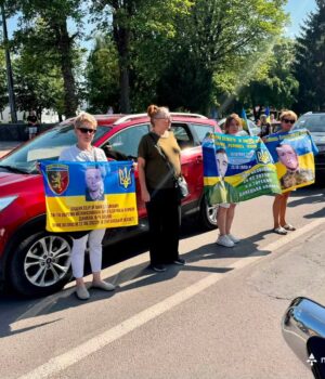 Не-мовчимо-про-тих,-кого-чекають:-у-Нововолинській-громаді-відбувся-патріотичний-автопробіг