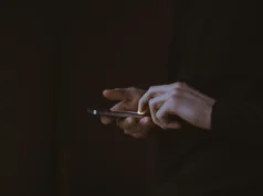 Facebook та Instagram порушують політику, розміщуючи рекламу ШІ-додатків з Китаю У-facebook-та-instagram-попри-заборону-знайшли-рекламу-з-Китаю-ШІ-застосунків,-що-"оголює"-людей-–.