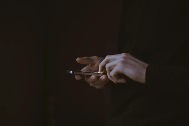 Facebook та Instagram порушують політику, розміщуючи рекламу ШІ-додатків з Китаю У-facebook-та-instagram-попри-заборону-знайшли-рекламу-з-Китаю-ШІ-застосунків,-що-"оголює"-людей-–.