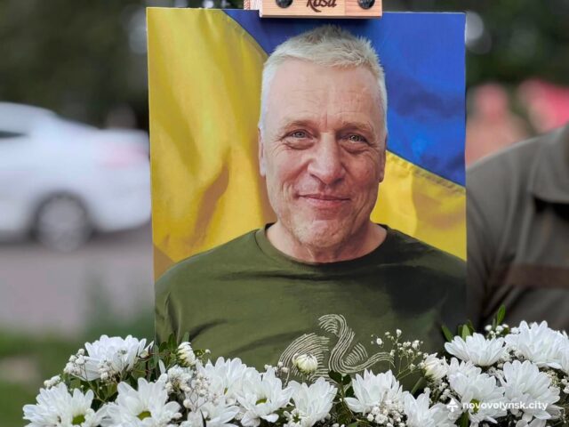 Нововолинськ попрощався з героєм Марком Разумовським У-Нововолинську-попрощалися-з-воїном-Марком-Разумовським