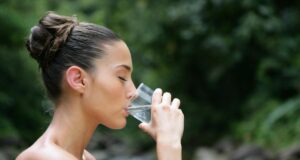 Скільки води треба випивати щодня, щоб не було каменів у нирках: відповідь дієтологині Скільки-води-треба-випивати-щодня,-щоб-не-було-каменів-у-нирках:-відповідь-дієтологині