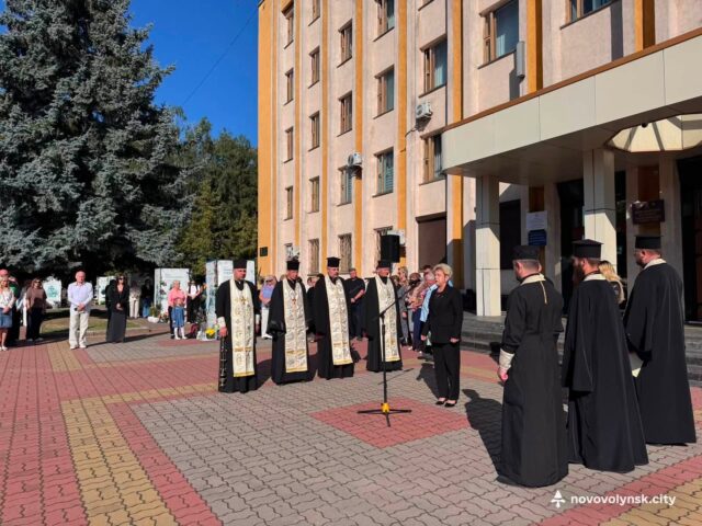 Година пам’яті за захисниками України в Нововолинську У-Нововолинську-годиною-памʼяті-вшанували-загиблих-у-російському-полоні-українців