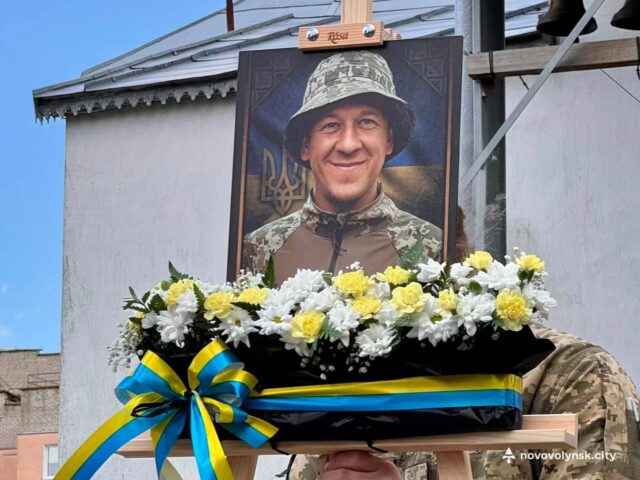 Прощання з Захисником України Юрієм Сергеєвим у Нововолинську Нововолинська-громада-попрощалася-із-Захисником-Юрієм-Сергеєвим