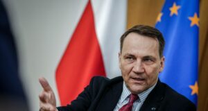 Сікорський: Російська економіка відчуває наслідки війни, Путін може вчинити ризиковано Сікорський попередив, що загнаний у кут Путін може вдатися до “чогось ризикованого”