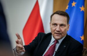 Сікорський: Російська економіка відчуває наслідки війни, Путін може вчинити ризиковано Сікорський попередив, що загнаний у кут Путін може вдатися до “чогось ризикованого”
