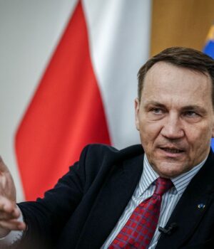 Сікорський попередив, що загнаний у кут Путін може вдатися до “чогось ризикованого”