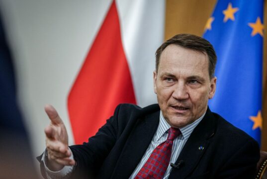Сікорський: Російська економіка відчуває наслідки війни, Путін може вчинити ризиковано Сікорський попередив, що загнаний у кут Путін може вдатися до “чогось ризикованого”