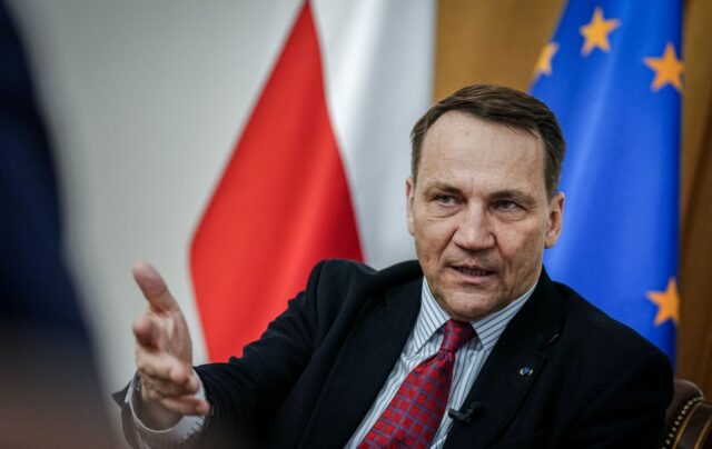 Сікорський: Російська економіка відчуває наслідки війни, Путін може вчинити ризиковано Сікорський попередив, що загнаний у кут Путін може вдатися до “чогось ризикованого”
