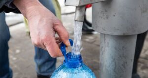 Чи можна пити воду з бюветів у Києві: фахівці дали чітку відповідь Чи-можна-пити-воду-з-бюветів-у-Києві:-фахівці-дали-чітку-відповідь