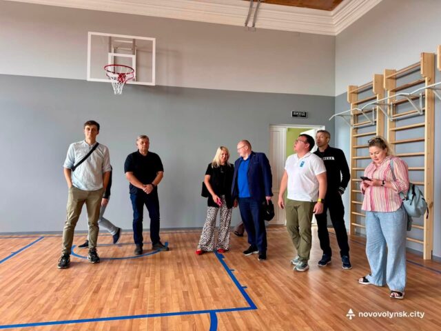 Представники ПРООН оглянули ремонт у Нововолинському ліцеї №1 У-Нововолинському-ліцеї-№1-завершують-ремонт-спортзалу-та-покрівлі