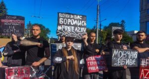 Лучани вийшли на акцію вшанування загиблих і полонених внаслідок теракту в Оленівці Лучани-вийшли-на-акцію-вшанування-загиблих-і-полонених-внаслідок-теракту-в-Оленівці