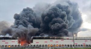 Українські дрони атакували об’єкти в Росії: нафтопереробний завод та логістичний центр Wildberries Українські-удари-вглиб-Росії:-під-атакою-опинилися-«кров-економіки»-і-центри-wildberries