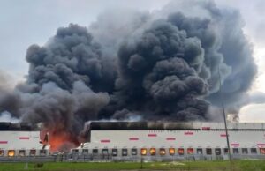 Українські дрони атакували об’єкти в Росії: нафтопереробний завод та логістичний центр Wildberries Українські-удари-вглиб-Росії:-під-атакою-опинилися-«кров-економіки»-і-центри-wildberries