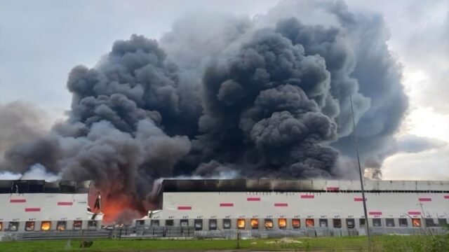 Українські дрони атакували об’єкти в Росії: нафтопереробний завод та логістичний центр Wildberries Українські-удари-вглиб-Росії:-під-атакою-опинилися-«кров-економіки»-і-центри-wildberries
