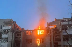 У Львові після ракетної атаки виникли пожежі у житлових будинках У-Львові-після-ракетної-атаки-горять-житлові-будинки,-під-завалами-можуть-бути-люди