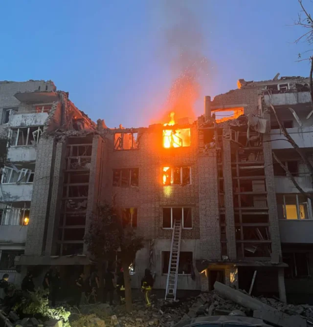 У Львові після ракетної атаки виникли пожежі у житлових будинках У-Львові-після-ракетної-атаки-горять-житлові-будинки,-під-завалами-можуть-бути-люди