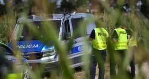 Під час масованої атаки РФ у Польщі пролунали сильні вибухи: у полі виявили величезний кратер... Під-час-масованої-атаки-РФ-у-Польщі-пролунали-сильні-вибухи:-у-полі-виявили-величезний-кратер.