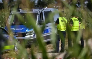 Під час масованої атаки РФ у Польщі пролунали сильні вибухи: у полі виявили величезний кратер... Під-час-масованої-атаки-РФ-у-Польщі-пролунали-сильні-вибухи:-у-полі-виявили-величезний-кратер.