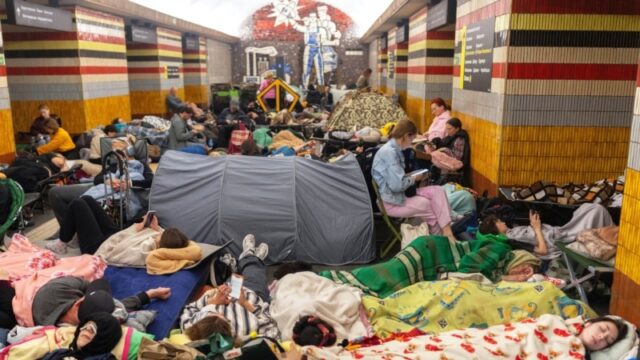 Київ: Нічні обстріли та укриття в метро стають основним способом захисту «Метро-переповнене»,-«укриття-немає».-Де-ховатися-киянам-на-п’ятий-рік-повномасштабної-війни-і-де-найбезпечніше?