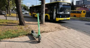 Нові правила користування електросамокатами у Львові: шоломи, обмеження швидкості та вік У-Львові-посилили-правила-для-електросамокатів-–-шоломи,-швидкість-до-15-км/год-і-вік-від.