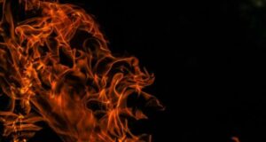 На Київщині після російської атаки спалахнули пожежі: горять склади та житлова забудова На-Київщині-після-російської-атаки-спалахнули-пожежі:-горять-склади-та-житлова-забудова