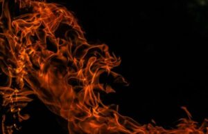 На Київщині після російської атаки спалахнули пожежі: горять склади та житлова забудова На-Київщині-після-російської-атаки-спалахнули-пожежі:-горять-склади-та-житлова-забудова