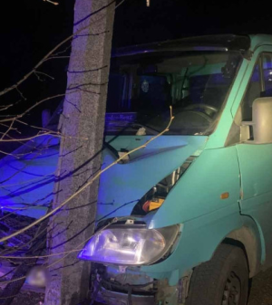 На-Волині-п’яний-14-річний-хлопець-на-чужому-бусі-вночі-влетів-у-стовп.-Рішення-суду