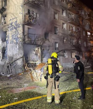 untitled__1__20f375d2905beabbd8c597b844d47b83_1300x820.jpg Приліт балістики у Києві потрапив на бодікамеру поліцейських (відео)