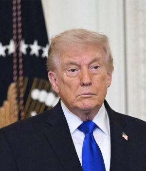 2_donald_tramp__2026__gettyimages_2262687624_cb0f4820f24aca1ee993a2d727ed8ccb_1300x820.jpg Трамп заявив, що його вмовили відмовитись від атак по Ірану заради майбутньої угоди