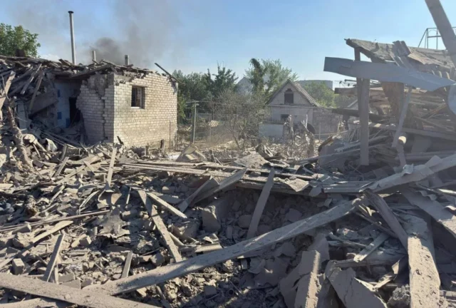 Атака російських військ на Запоріжжя: загиблий та поранені Авіабомба-рф-влучила-у-приватну-забудову-Запоріжжя-–-є-загиблий-та-поранені