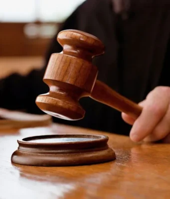 Засуджено підполковника, якому солдати ремонтували будинок за бойові Засуджено підполковника, якому солдати ремонтували будинок за бойові