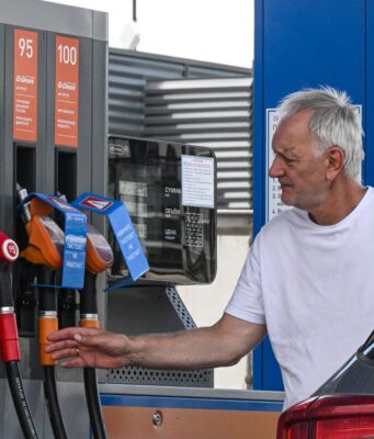 У Волгоградській області знову обмежили продаж пального через атаку безпілотників У Росії повернули ліміти на продаж бензину після удару по НПЗ