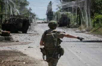 Ситуація в Костянтинівці: російські війська продовжують наступ на Донеччині «У-Костянтинівці-триває-пекло».-Армія-РФ-намагається-оточити-місто