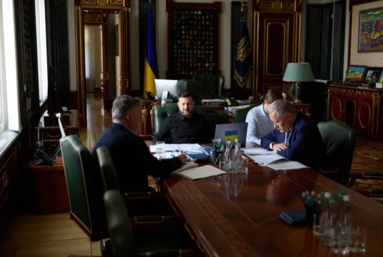 Зеленський обговорив з прем’єром Нідерландів удари Росії та посилення ППО "росіяни-не-шкодують-балістики"-–-Зеленський-обговорив-з-прем'єром-Нідерландів-удари-рф-і-посилення-ППО