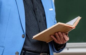 Може бути близько 50 постраждалих: директор мовної школи у Хмельницькому роками розбещував учениць Може-бути-близько-50-постраждалих:-директор-мовної-школи-у-Хмельницькому-роками-розбещував-учениць