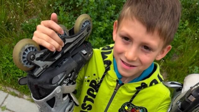 Волонтерська допомога переселенцям у Львові: історія Сашка та його бабусі Мрія-про-ролики-Сашка-з-Донеччини-об’єднала-тисячі-людей.-І-подарувала-йому-дім