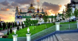 Поліція перевіряє законність хресної ходи до Почаївської лаври Поліція перевіряє законність хресної ходи до Почаївської лаври